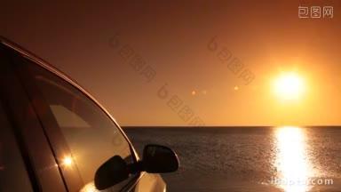 夏日沙滩上的汽车，日落时分